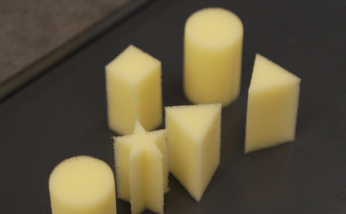 　　振動(dòng)刀切割機(jī),讓海綿“柔”得有形,“切”得有度